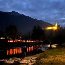 Martinszug mit leuchtenden Laternen
